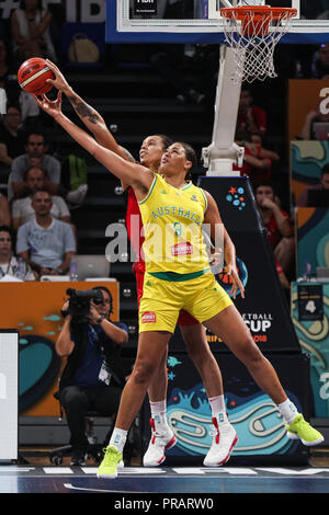 Teneriffa, Spanien. 30 Sep, 2018. Liz Cambage (Vorne) von Australien konkurriert in den letzten Match zwischen den Vereinigten Staaten und Australien auf der FIBA Frauen 2018 Basketball WM in Santiago Martin in San Cristobal de La Laguna in Teneriffa, Spanien, Sept. 30, 2018. Australien verloren 56-73. Credit: Zheng Huansong/Xinhua/Alamy leben Nachrichten Stockfoto