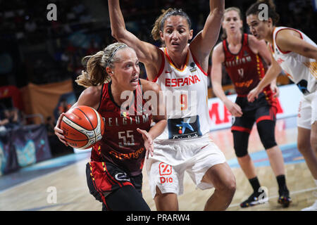 Teneriffa, Spanien. 30 Sep, 2018. Julie Allemand (L) von Belgien bricht durch während der 3. platz Übereinstimmung zwischen Spanien und Belgien an der FIBA Frauen 2018 Basketball WM in Santiago Martin in San Cristobal de La Laguna in Teneriffa, Spanien, Sept. 30, 2018. Belgien verloren 60-67. Credit: Zheng Huansong/Xinhua/Alamy leben Nachrichten Stockfoto