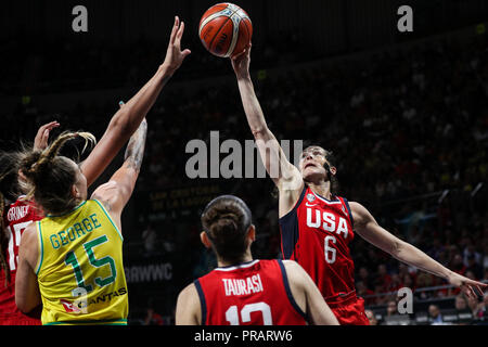 Teneriffa, Spanien. 30 Sep, 2018. Sue Bird (R) der Vereinigten Staaten konkurriert in den letzten Match zwischen den Vereinigten Staaten und Australien auf der FIBA Frauen 2018 Basketball WM in Santiago Martin in San Cristobal de La Laguna in Teneriffa, Spanien, Sept. 30, 2018. Die Vereinigten Staaten gewann Verlustes 73-56 und behauptete den Meister. Credit: Zheng Huansong/Xinhua/Alamy leben Nachrichten Stockfoto