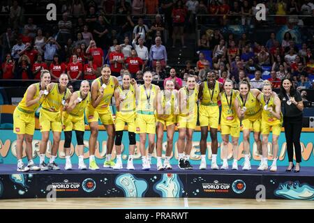 Teneriffa, Spanien. 30 Sep, 2018. Spieler von Australien stellen mit ihren Medaillen während der Preisverleihung nach dem Finale zwischen den Vereinigten Staaten und Australien auf der FIBA Frauen 2018 Basketball WM in Santiago Martin in San Cristobal de La Laguna in Teneriffa, Spanien, Sept. 30, 2018. Australien verloren 56-73. Credit: Zheng Huansong/Xinhua/Alamy leben Nachrichten Stockfoto