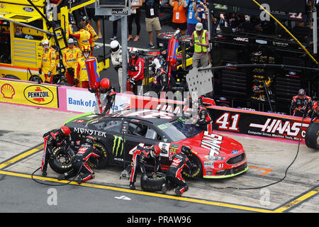 Concord, North Carolina, USA. 30 Sep, 2018. Kurt Busch (41) bringt sein Auto unten Grubestraße für Service während der Bank von Amerika ROVAL 400 bei Charlotte Motor Speedway in Concord, North Carolina. Quelle: Chris Owens Asp Inc/ASP/ZUMA Draht/Alamy leben Nachrichten Stockfoto