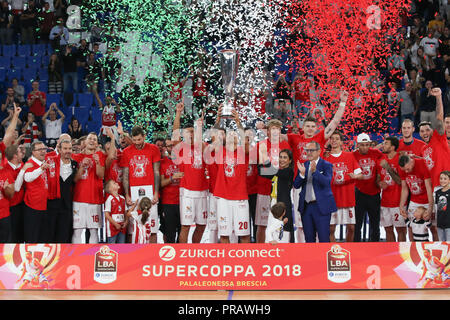 Brescia, Italien. 30. September 2018. Olimpia Milano feiert Sieg im Finale des Lba Supercoppa 2018 Auxilium Fiat Torino-Armani Exchange Olimpia Milano. Walter Bertagnoli/Alamy leben Nachrichten Stockfoto