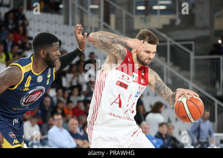 Brescia, Italien. 30. September 2018. Vladimir Micov (Olimpia Milano) während des Finales der Lba Supercoppa 2018 Auxilium Fiat Torino-Armani Exchange Olimpia Milano. Walter Bertagnoli/Alamy leben Nachrichten Stockfoto