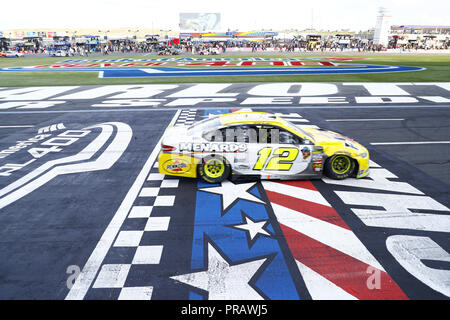 Concord, North Carolina, USA. 30 Sep, 2018. Ryan Blaney (12) gewinnt die Bank von Amerika ROVAL 400 bei Charlotte Motor Speedway in Concord, North Carolina. Quelle: Chris Owens Asp Inc/ASP/ZUMA Draht/Alamy leben Nachrichten Stockfoto