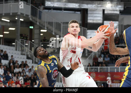 Brescia, Italien. 30. September 2018. Arturas Gudaitis (Olimpia Milano) während des Finales der Lba Supercoppa 2018 Auxilium Fiat Torino-Armani Exchange Olimpia Milano. Walter Bertagnoli/Alamy leben Nachrichten Stockfoto