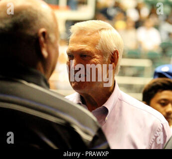 Honolulu, Hawaii. September 30, 2018 - Scherer Vorstand und NBA Legende, Jerry West vermischt sich während einer Ausstellung Spiel zwischen den LA Clippers und der Sydney Könige der NBL in der Stan Polizeichef-Mitte auf dem Campus der Universität von Hawaii in Manoa in Honolulu, HI Michael Sullivan/CSM Credit: Cal Sport Media/Alamy leben Nachrichten Stockfoto