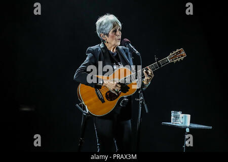 Durham, North Carolina, USA. 29 Sep, 2018. Musik Künstler Joan Baez führt in Durham, North Carolina als Teil ihrer Tour 2018. Chandos Joan Baez ist ein US-amerikanischer Sänger, Songwriter, Musiker und Aktivist, deren zeitgenössische Volksmusik umfasst oft Lieder von Protest oder soziale Gerechtigkeit. Credit: Andy Martin jr./ZUMA Draht/Alamy leben Nachrichten Stockfoto