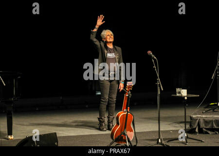 Durham, North Carolina, USA. 29 Sep, 2018. Musik Künstler Joan Baez führt in Durham, North Carolina als Teil ihrer Tour 2018. Chandos Joan Baez ist ein US-amerikanischer Sänger, Songwriter, Musiker und Aktivist, deren zeitgenössische Volksmusik umfasst oft Lieder von Protest oder soziale Gerechtigkeit. Credit: Andy Martin jr./ZUMA Draht/Alamy leben Nachrichten Stockfoto