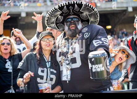Oakland, Kalifornien, USA. 30 Sep, 2018. Raider Fans jubeln auf der Mannschaft, während ein NFL Spiel zwischen den Cleveland Browns und die Oakland Raiders am Oakland Coliseum in Oakland, Kalifornien. Valerie Shoaps/CSM/Alamy leben Nachrichten Stockfoto