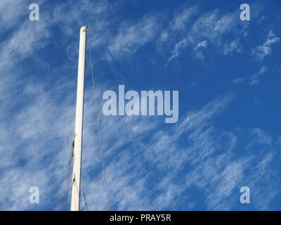 Sheerness, Kent, Großbritannien. 1. Okt, 2018. UK Wetter: sonnig und windig, aber kalter Morgen in Sheerness, Kent. Höhe Zirruswolken. Credit: James Bell/Alamy leben Nachrichten Stockfoto