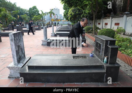 Hanoi, Hanoi. 30 Sep, 2018. Ein Mann bietet Räucherungen der chinesischen Märtyrer auf einem Friedhof in Gia Lam District, Hanoi, Sept. 30, 2018. Auf dem Friedhof in Gia Lam Bezirk, etwa 15 km von der Innenstadt von Hanoi, in Frieden ruhen 49 chinesischen Märtyrern, die militärische Berater, Mitglieder eines logistischen Loslösung und Brücke Ingenieure, dass Vietnam während des Krieges gegen fremde Eindringlinge geholfen. Um mit der Funktion: Vietnam schätze Opfer der chinesischen Märtyrer, die Pflege von Gräbern Credit: Wang Di/Xinhua/Alamy leben Nachrichten Stockfoto