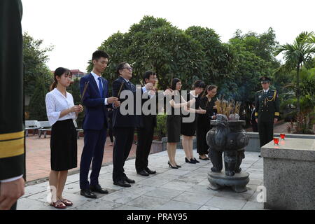 Hanoi, Hanoi. 30 Sep, 2018. Menschen bieten Räucherungen der chinesischen Märtyrer auf einem Friedhof in Gia Lam District, Hanoi, Sept. 30, 2018. Auf dem Friedhof in Gia Lam Bezirk, etwa 15 km von der Innenstadt von Hanoi, in Frieden ruhen 49 chinesischen Märtyrern, die militärische Berater, Mitglieder eines logistischen Loslösung und Brücke Ingenieure, dass Vietnam während des Krieges gegen fremde Eindringlinge geholfen. Um mit der Funktion: Vietnam schätze Opfer der chinesischen Märtyrer, die Pflege von Gräbern Credit: Wang Di/Xinhua/Alamy leben Nachrichten Stockfoto