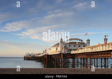 Brighton, East Sussex, UK. Am 1. Oktober 2018. UK Wetter: Sonnenaufgang in Brighton - ein Blick auf den Pier Credit: Ben Rektor/Alamy leben Nachrichten Stockfoto