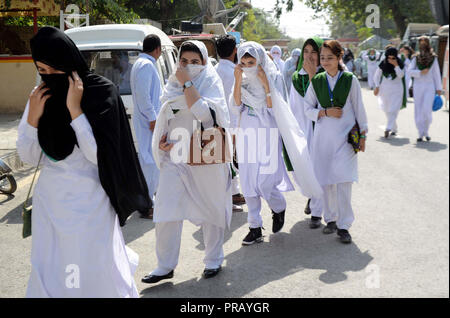 Die Schüler der unterschiedlichen Schulen sind ankommen Interesse während Ihres Besuchs, Gouverneur Haus in Peshawar am Sonntag, den 30. September 2018. Die Pakistan Tehreek-e-Insaf (PTI) eröffnet der historische Gouverneur Haus Peshawar, die für die allgemeine Öffentlichkeit. Stockfoto