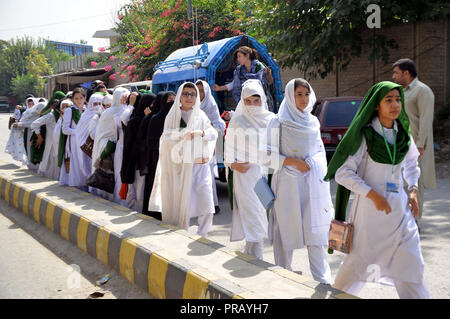 Die Schüler der unterschiedlichen Schulen sind ankommen Interesse während Ihres Besuchs, Gouverneur Haus in Peshawar am Sonntag, den 30. September 2018. Die Pakistan Tehreek-e-Insaf (PTI) eröffnet der historische Gouverneur Haus Peshawar, die für die allgemeine Öffentlichkeit. Stockfoto