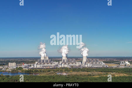 30. September 2018, Brandenburg, Jaenschwalde: Wasserdampf Wolken aufstieg aus den Kühltürmen der Jänschwalde braunkohlegefeuerten Kraftwerk der Lausitz Energie Bergbau AG (Leag) (Luftbild mit einer Drohne). Die jänschwalde braunkohlegefeuerten Kraftwerk im südlichen Brandenburg nahm eine seiner sechs Einheiten vom Netz am 30. September 2018. Zum ersten Mal, die Lausitzer Gebiet wird von gesetzlich vorgeschriebenen Sicherheit Bereitschaft betroffen. Um das Klima zu schützen, wird eine Anzahl von Einheiten der Gesamtanlage wird über einen Zeitraum von Jahren heruntergefahren werden und Herunterfahren nach Jahren, um weniger CO2 zu emittieren. Foto: Patrick P Stockfoto