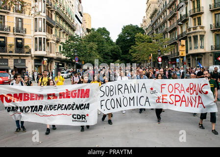 Barcelona, Spanien. 01 Okt, 2018. Verschiedene Gruppen des Komitees für die Verteidigung der Republik, eine Vereinigung zur Verteidigung der Unabhängigkeit Referendum in Katalonien, in der Marsch durch die Stadt. 01.10.2018 ist der erste Jahrestag der umstrittenen Unabhängigkeitsreferendum Krise der spanischen Region Katalonien. Credit: Nicolas Carvalho Ochoa/dpa/Alamy leben Nachrichten Stockfoto