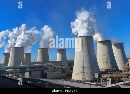 30. September 2018, Brandenburg, Jaenschwalde: Wasserdampf Wolken aufstieg aus den Kühltürmen der Jänschwalde braunkohlegefeuerten Kraftwerk der Lausitz Energie Bergbau AG (Leag). Die jänschwalde braunkohlegefeuerten Kraftwerk im südlichen Brandenburg nahm eine seiner sechs Einheiten vom Netz am 30. September 2018. Zum ersten Mal, die Lausitzer Gebiet wird von gesetzlich vorgeschriebenen Sicherheit Bereitschaft betroffen. Um das Klima zu schützen, wird eine Anzahl von Einheiten der Gesamtanlage wird über einen Zeitraum von Jahren heruntergefahren werden und Herunterfahren nach Jahren, um weniger CO2 zu emittieren. Foto: Patrick Pleul/dpa-Zentralbild/ZB Stockfoto