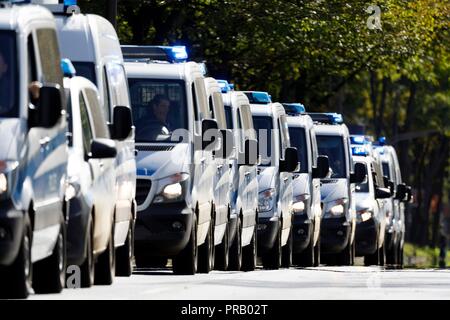 Köln, Deutschland. 29 Sep, 2018. Polizei Auto in der Nähe des Ditib-Zentralmoschee in Ehrenfeld auf den Besuch des türkischen Präsidenten Erdogan. Köln, 29.09.2018 | Verwendung der weltweiten Kredit: dpa/Alamy leben Nachrichten Stockfoto