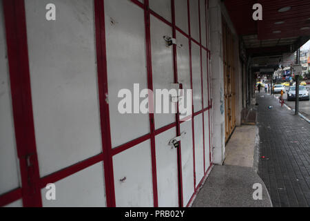 Hebron. 1. Okt, 2018. Foto am Okt. 1, 2018 zeigt ein Laden geschlossen auf eine leere Straße in der West Bank Stadt Hebron. Die Palästinensischen Gebiete im Westjordanland, Gaza und den palästinensischen Städten in Israel Montag einen Generalstreik aus Protest gegen die kürzlich beschlossenen jüdischen Nationalstaat Gesetz in Israel erlebt. Credit: Mamoun Wazwaz/Xinhua/Alamy leben Nachrichten Stockfoto