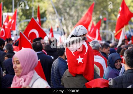 Köln, Deutschland. 29 Sep, 2018. Erdogan Lüfter auf der Ditib-Zentralmoschee in Ehrenfeld auf den Besuch des türkischen Präsidenten Erdogan. Köln, 29.09.2018 | Verwendung der weltweiten Kredit: dpa/Alamy leben Nachrichten Stockfoto