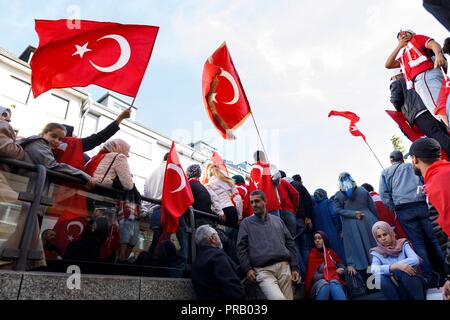 Köln, Deutschland. 29 Sep, 2018. Erdogan Lüfter auf der Ditib-Zentralmoschee in Ehrenfeld auf den Besuch des türkischen Präsidenten Erdogan. Köln, 29.09.2018 | Verwendung der weltweiten Kredit: dpa/Alamy leben Nachrichten Stockfoto