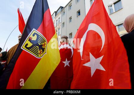 Köln, Deutschland. 29 Sep, 2018. Erdogan Lüfter auf der Ditib-Zentralmoschee in Ehrenfeld auf den Besuch des türkischen Präsidenten Erdogan. Köln, 29.09.2018 | Verwendung der weltweiten Kredit: dpa/Alamy leben Nachrichten Stockfoto