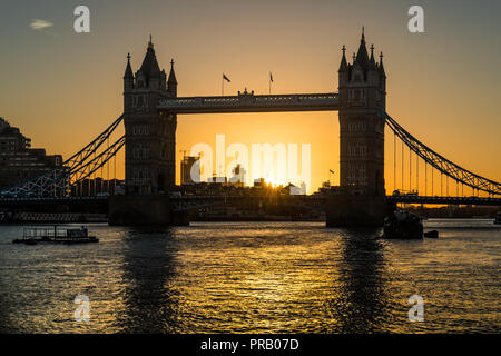 London, Großbritannien. 1. Okt, 2018. UK Wetter: Erster Tag der Oktober bringt eine intensive Sonnenaufgang über London Tower Bridge. Credit: Guy Corbishley/Alamy leben Nachrichten Stockfoto