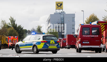 Pattensen, Deutschland. 01. Oktober 2018. Polizei und Feuerwehr Einsatzfahrzeuge sind in einem Deutsche Post Paket- und Briefzentrum geparkt, wenn gefährliche Stoffe verwendet werden. Ein durchgesickerter unbekannte Flüssigkeit in das Paket center verursacht eine groß angelegte Feuerwehr den Betrieb in den Morgen. Foto: Julian Stratenschulte/dpa Quelle: dpa Picture alliance/Alamy leben Nachrichten Stockfoto