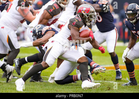 Chicago, Illinois, USA. 30 Sep, 2018. - Buccaneers #25 Peyton Friseur in Aktion während der NFL Spiel zwischen der Tampa Bay Buccaneers und Chicago Bears im Soldier Field in Chicago, IL. Fotograf: Mike Wulf Credit: Csm/Alamy leben Nachrichten Stockfoto