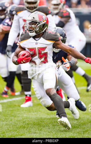 Chicago, Illinois, USA. 30 Sep, 2018. - Buccaneers #25 Peyton Friseur in Aktion während der NFL Spiel zwischen der Tampa Bay Buccaneers und Chicago Bears im Soldier Field in Chicago, IL. Fotograf: Mike Wulf Credit: Csm/Alamy leben Nachrichten Stockfoto