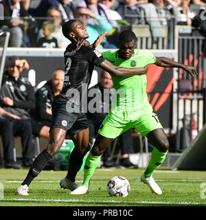 Frankfurt am Main, Deutschland. 30 Sep, 2018. Evan Ndicka (L) von Frankfurt Mias mit Ihlas Bebou von Hannover 96 beim Bundesligaspiel in der Commerzbank-Arena, Frankfurt am Main, Deutschland, Sept. 30, 2018. Credit: Ulrich Hufnagel/Xinhua/Alamy leben Nachrichten Stockfoto