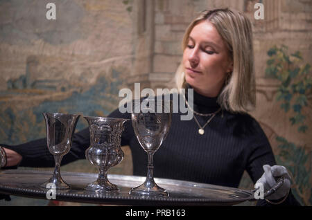 Bonhams, Knightsbridge, London, UK. 1. Oktober, 2018. Die privaten Sammlungen gehören Stücke aus der Muttergottes Lucan Immobilien, Beverston Schloss, dem Schwedischen Haus am See und die Immobilien von Viscount Churchill. Bild: Silber cups im Glücksspiel Turniere von Lord Lucan gewann. Lady Lucan John Bingham, 7th Earl of Lucan, die 1974 nach dem Mordanschlag auf seine entfremdete Frau und den Mord an Nanny ihrer Kinder verschwunden, Sandra Rivett verheiratet. Lucan war als ihr Mörder, das erste Mitglied des House of Lords vor Gericht als Mörder seit 1760 genannt zu werden. Credit: Malcolm Park editorial Stockfoto