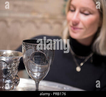 Bonhams, Knightsbridge, London, UK. 1. Oktober, 2018. Die privaten Sammlungen gehören Stücke aus der Muttergottes Lucan Immobilien, Beverston Schloss, dem Schwedischen Haus am See und die Immobilien von Viscount Churchill. Bild: Silber cups im Glücksspiel Turniere von Lord Lucan gewann. Lady Lucan John Bingham, 7th Earl of Lucan, die 1974 nach dem Mordanschlag auf seine entfremdete Frau und den Mord an Nanny ihrer Kinder verschwunden, Sandra Rivett verheiratet. Lucan war als ihr Mörder, das erste Mitglied des House of Lords vor Gericht als Mörder seit 1760 genannt zu werden. Credit: Malcolm Park editorial Stockfoto