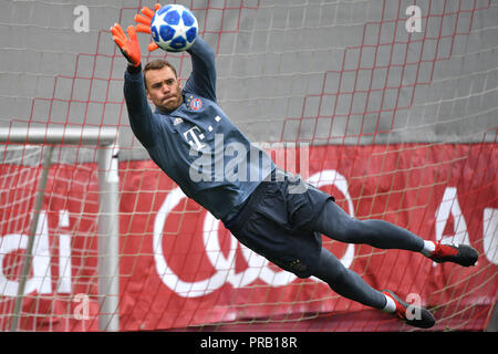 München, Deutschland. 01 Okt, 2018. Torhüter Manuel Neuer (FC Bayern München), Parade, pariert, taucht nach dem Ball, Aktion, Single Action, Einzelbild, Ausschneiden, vollen Körper geschossen, ganze Figur. Abschlusstraining des FC Bayern München vor dem Champions League Spie gegen Ajax Amsterdam, trainingsplatz am Saebener Straße, Fußball, am 01.10.2018. | Verwendung der weltweiten Kredit: dpa/Alamy leben Nachrichten Stockfoto