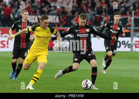 Leverkusen, 29. September 2018: 1.BL - 18/19 - Bayer Leverkusen gegen Deutschland. Bor. Dortmund v. li. im Duelle Jakob Bruun Larsen (Dortmund) und withchell Weiser (Leverkusen)//DFL-Bestimmungen verbieten die Verwendung der Bilder, Bildsequenzen und/oder quasi-Video. // | Verwendung weltweit Stockfoto