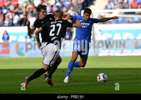 Sinsheim, Deutschland. 29 Sep, 2018. 29.09.2018, WIRSOL Rhein-Neckar-Arena, Sinsheim, GER, 1 FBL, TSG 1899 Hoffenheim vs RB Leipzig, DFL VORSCHRIFTEN VERBIETEN UNS FOTO ALS BILD-SEQUENZEN UND/ODER QUASI-VIDEO. Bild: Andrej Kramaric (TSG Hoffenheim #27) gegen Marcel Sabitzer (RB Leipzig #7) und Konrad Laimer (RB Leipzig # 27) Foto © nordphoto/Fabisch | Verwendung der weltweiten Kredit: dpa/Alamy leben Nachrichten Stockfoto