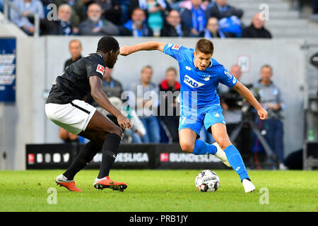 Sinsheim, Deutschland. 29 Sep, 2018. 29.09.2018, WIRSOL Rhein-Neckar-Arena, Sinsheim, GER, 1 FBL, TSG 1899 Hoffenheim vs RB Leipzig, DFL VORSCHRIFTEN VERBIETEN UNS FOTO ALS BILD-SEQUENZEN UND/ODER QUASI-VIDEO. Im Bild: Andrej Kramaric (TSG Hoffenheim #27) versus Dayot Upamecano (RB Leipzig #5) Foto © nordphoto/Fabisch | Verwendung der weltweiten Kredit: dpa/Alamy leben Nachrichten Stockfoto