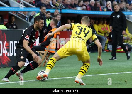 Leverkusen, 29. September 2018: 1.BL - 18/19 - Bayer Leverkusen gegen Deutschland. Bor. Dortmund v. li. in Duellen Kevin Volland (Leverkusen) und Jakob Bruun Larsen (Dortmund)//DFL-Bestimmungen verbieten die Verwendung der Bilder, Bildsequenzen und/oder quasi-Video. // | Verwendung weltweit Stockfoto