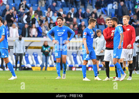 Sinsheim, Deutschland. 29 Sep, 2018. 29.09.2018, WIRSOL Rhein-Neckar-Arena, Sinsheim, GER, 1 FBL, TSG 1899 Hoffenheim vs RB Leipzig, DFL VORSCHRIFTEN VERBIETEN UNS FOTO ALS BILD-SEQUENZEN UND/ODER QUASI VIDEO. Im Bild: von ishak Belfodil (TSG Hoffenheim #19), Andrej Kramaric (TSG Hoffenheim #27), Kerem Demirbay (TSG Hoffenheim #10) Foto © nordphoto/Fabisch | Verwendung der weltweiten Kredit frustriert: dpa/Alamy leben Nachrichten Stockfoto