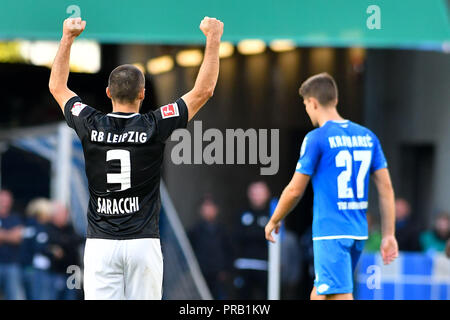 Sinsheim, Deutschland. 29 Sep, 2018. 29.09.2018, WIRSOL Rhein-Neckar-Arena, Sinsheim, GER, 1 FBL, TSG 1899 Hoffenheim vs RB Leipzig, DFL VORSCHRIFTEN VERBIETEN UNS FOTO ALS BILD-SEQUENZEN UND/ODER QUASI VIDEO. Im Bild: Jubel über den Sieg mit Marcelo Saracchi (RB Leipzig #3), mit Andrej Kramaric (TSG Hoffenheim #27) Foto © nordphoto/Fabisch | Verwendung der weltweiten Kredit: dpa/Alamy Leben Nachrichten frustriert Stockfoto