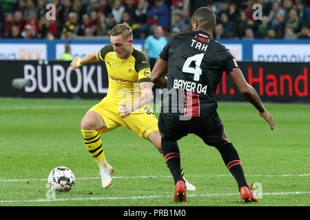 Leverkusen, 29. September 2018: 1.BL - 18/19 - Bayer Leverkusen gegen Deutschland. Bor. Dortmund v. li. im Duelle Jakob Bruun Larsen (Dortmund) und Jonathan Tah (Leverkusen)//DFL-Bestimmungen verbieten die Verwendung der Bilder, Bildsequenzen und/oder quasi-Video. // | Verwendung weltweit Stockfoto