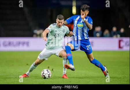 Berlin, Deutschland. 28 Sep, 2018. 28. September 2018: Berlin, Olympiastadion: Fußball 1. Fussballbundesliga, 6. Spieltag: Hertha BSC - FC Bayern München: Herthas Davie Selke (blau) vs. Muenchens Robert Lewandowski. (Hinweis: für die BILDFUNK ERST NACH RÜCKKEHR SPRACHE VERWENDEN). Quelle: Thomas Klausen | Verwendung weltweit/dpa/Alamy leben Nachrichten Stockfoto