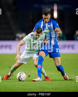 Berlin, Deutschland. 28 Sep, 2018. 28. September 2018: Berlin, Olympiastadion: Fußball 1. Fussballbundesliga, 6. Spieltag: Hertha BSC - FC Bayern München: Herthas Davie Selke (blau) vs. Muenchens Robert Lewandowski. (Hinweis: für die BILDFUNK ERST NACH RÜCKKEHR SPRACHE VERWENDEN). Quelle: Thomas Klausen | Verwendung weltweit/dpa/Alamy leben Nachrichten Stockfoto