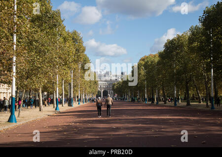 London, Großbritannien. 1. Okt, 2018. Menschen zu Fuß auf der Mall an einem sonnigen Herbsttag, aber mit kühleren Temperaturen Credit: Amer ghazzal/Alamy leben Nachrichten Stockfoto