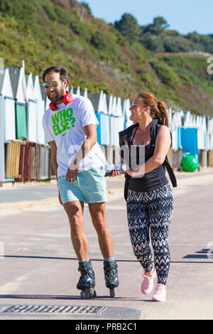 Bournemouth, Dorset, Großbritannien. 1. Okt 2018. UK Wetter: erster Tag der Oktober und einem warmen sonnigen Tag in Bournemouth, als Besucher der Kopf am Meer die Sonne am Strand zu genießen. Credit: Carolyn Jenkins/Alamy leben Nachrichten Stockfoto