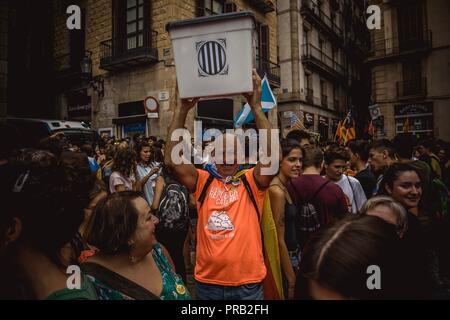 Barcelona, Spanien. 1. Oktober, 2018: Eine katalanische Unabhängigkeit Aktivist trägt zur Wahlurne ein Referendum während eines Protestes für die Umsetzung der Ergebnisse der Secession Referendum an seinem Geburtstag am 1. Oktober. Credit: Matthias Oesterle/Alamy leben Nachrichten Stockfoto