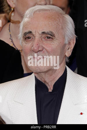 Cannes, Frankreich. 13. Mai 2009. Französischer Sänger Charles Aznavour kommt für die galavorstellung von Pixar? s Animation Film?? Dass läuft außer Konkurrenz und öffnet das 62. Filmfestival in Cannes Cannes, Frankreich, 13. Mai 2009. Der Film Festival findet vom 13. bis 24. Mai 2009. Credit: Hubert Boesl | Verwendung weltweit/dpa/Alamy leben Nachrichten Stockfoto