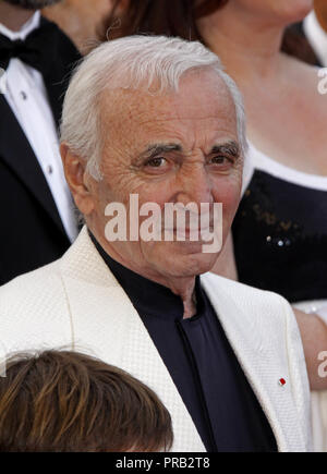 Cannes, Frankreich. 13. Mai 2009. Französischer Sänger Charles Aznavour kommt für die galavorstellung von Pixar? s Animation Film?? Dass läuft außer Konkurrenz und öffnet das 62. Filmfestival in Cannes Cannes, Frankreich, 13. Mai 2009. Der Film Festival findet vom 13. bis 24. Mai 2009. Credit: Hubert Boesl | Verwendung weltweit/dpa/Alamy leben Nachrichten Stockfoto