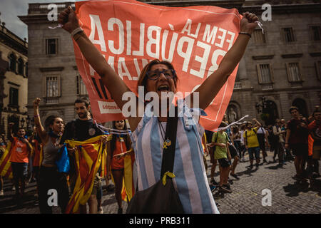 Barcelona, Spanien. 1. Oktober, 2018: Markante katalanischen Unabhängigkeit Studenten Parolen schreien wie sie protestieren für die Umsetzung der Ergebnisse der Secession Referendum an seinem Geburtstag am 1. Oktober eine katalanische Unabhängigkeit Aktivist shouts Parolen, wie sie Proteste für die Umsetzung der Ergebnisse der Secession Referendum an seinem Geburtstag am 1. Oktober. Credit: Matthias Oesterle/Alamy leben Nachrichten Stockfoto